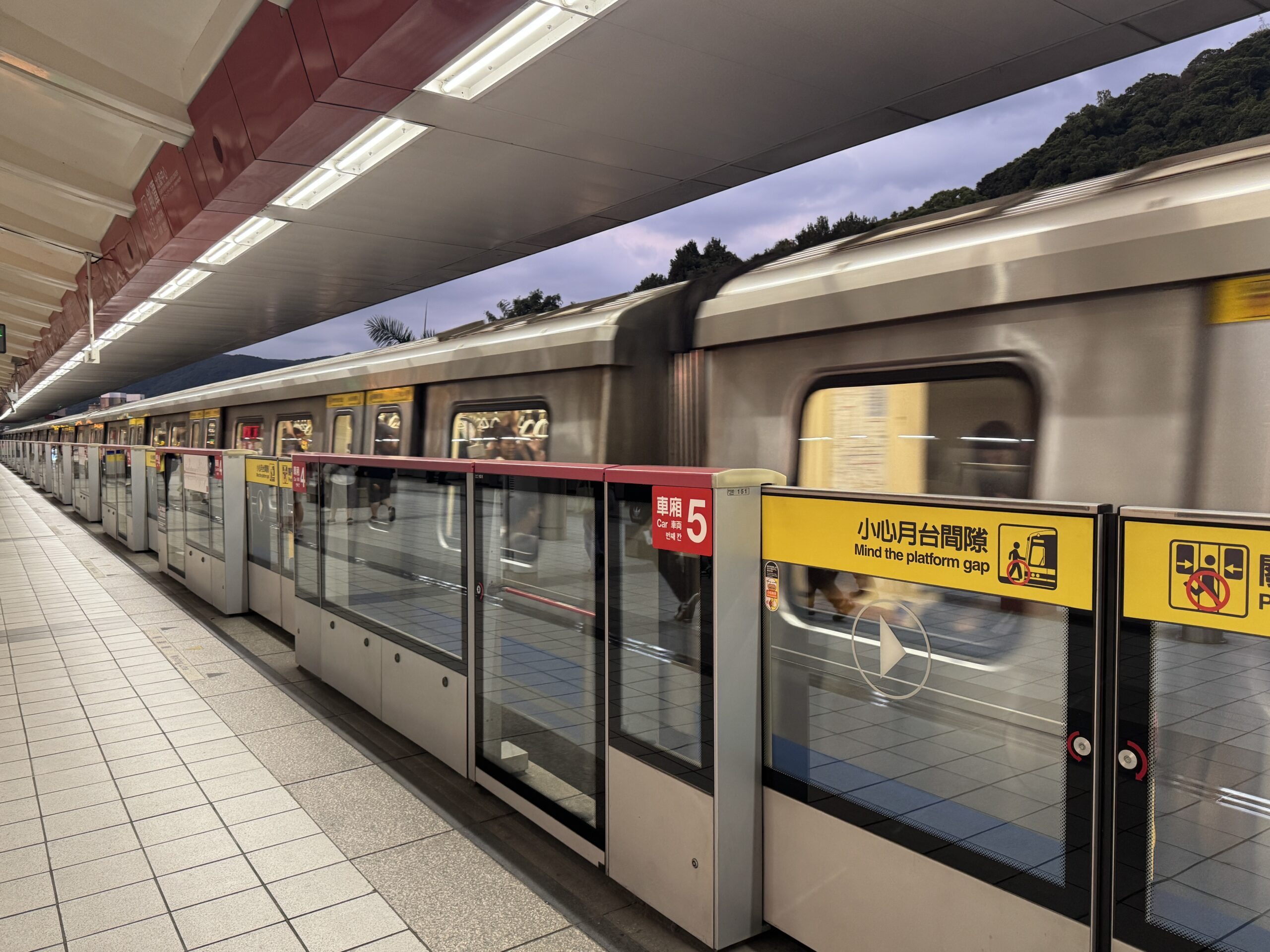 劍潭駅のホーム