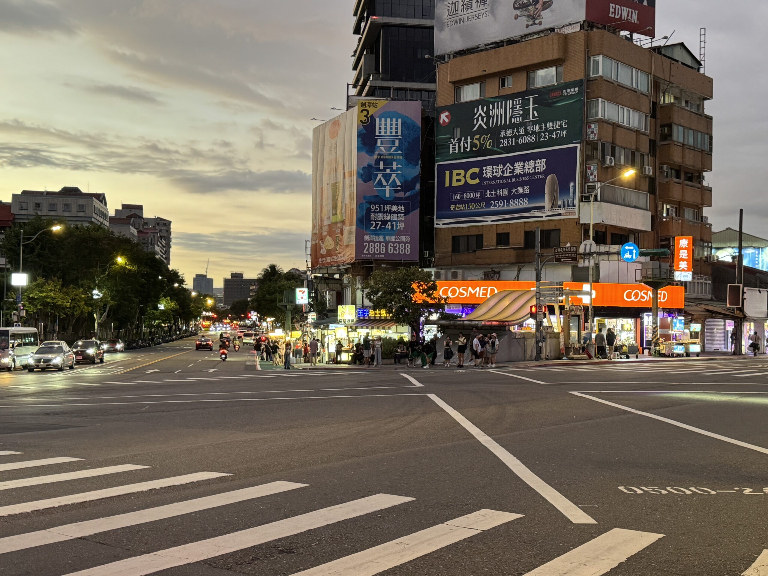 劍潭駅前